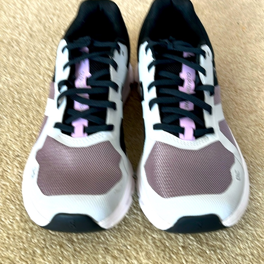 On Running On Cloud Women’s New size 7.5 shoes